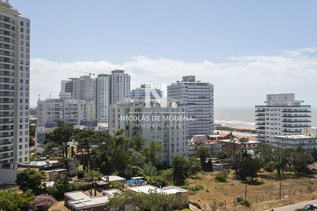 Apartamento en venta a metros de Playa Brava, 2
