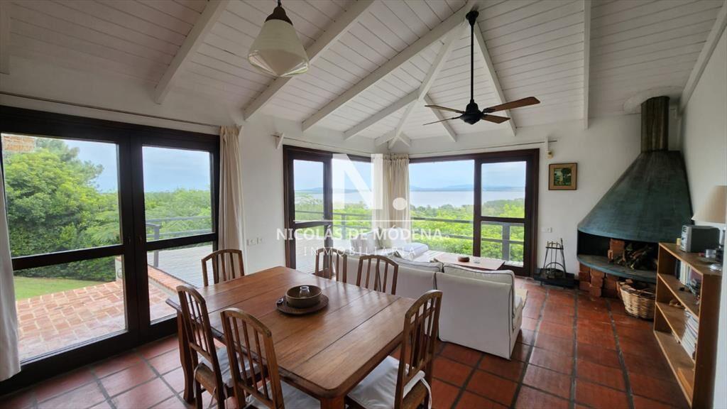 Vende casa de 4 dormitorios con vista a la laguna