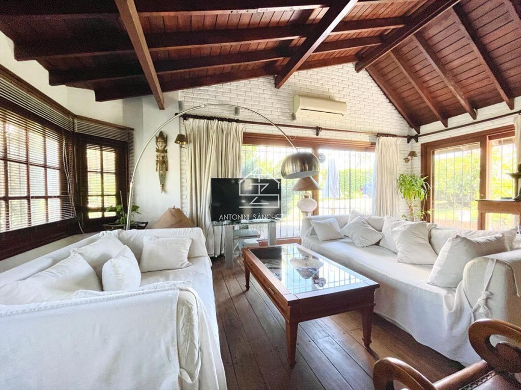 Excelente Casa de 4 Dormitorios en Playa Mansa -