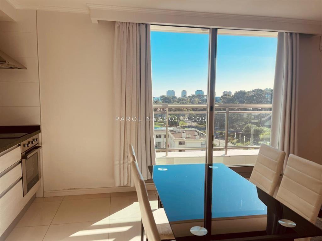 Monoambiente en venta en piso alto, Punta del Este.
