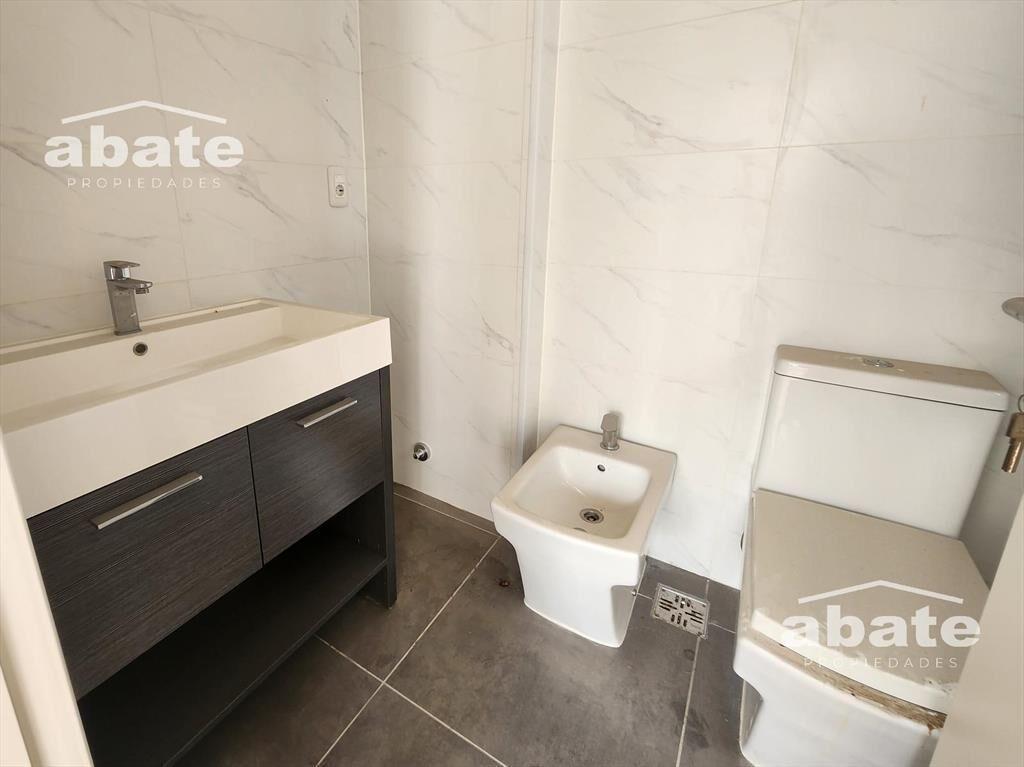 Venta apartamento de 2 dormitorios con deck y jardín con re