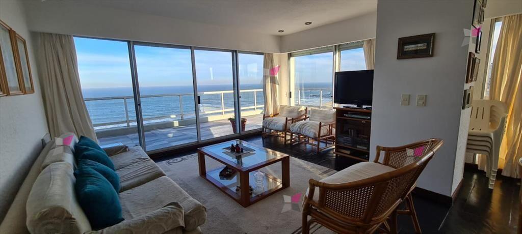 VENTA DE APARTAMENTO DE 2 DORMITORIOS FRENTE AL MAR EN BRAV