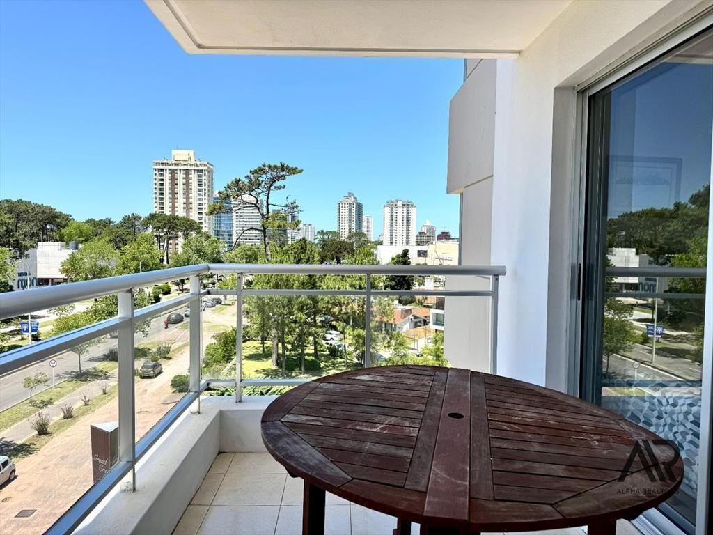 Apartamento en venta de 3 dormitorios c/ cochera en Roos...