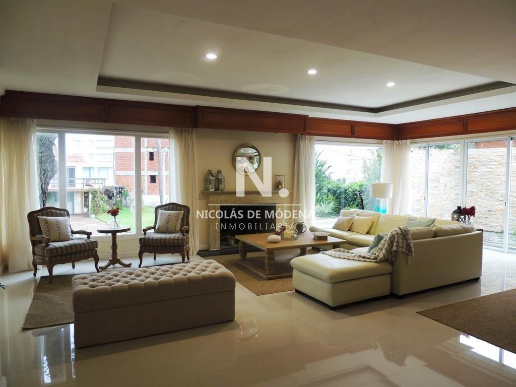 VENDE EXCELENTE CASA DE 4 DORMITORIOS EN PLAYA MANSA, PUNTA