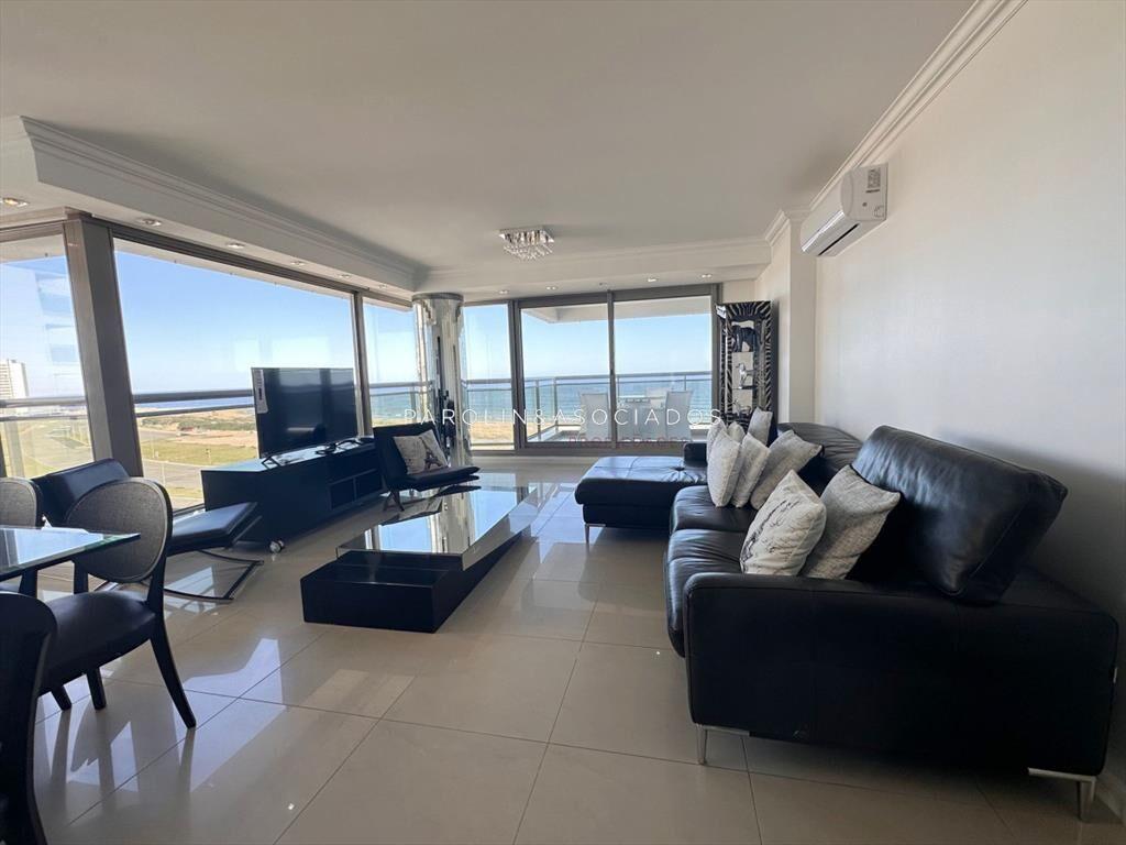 Apartamento de 3 dormitorios mas dependencia de