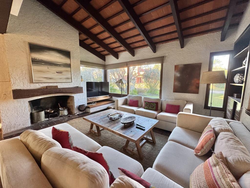 CASA EN VENTA 5 DORMITORIOS - PINARES