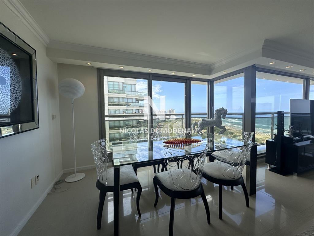 Vende apartamento esquinero de 3 dormitorios en