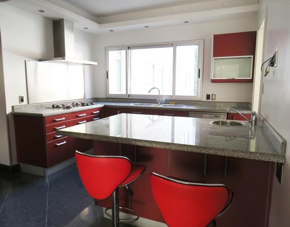 Venta apartamento tres dormitorios y garage Pocitos