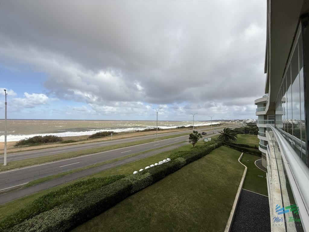 En venta, espectacular planta en primera línea