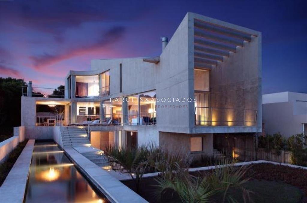 Hermosa casa en venta de 4 dormitorios en Punta