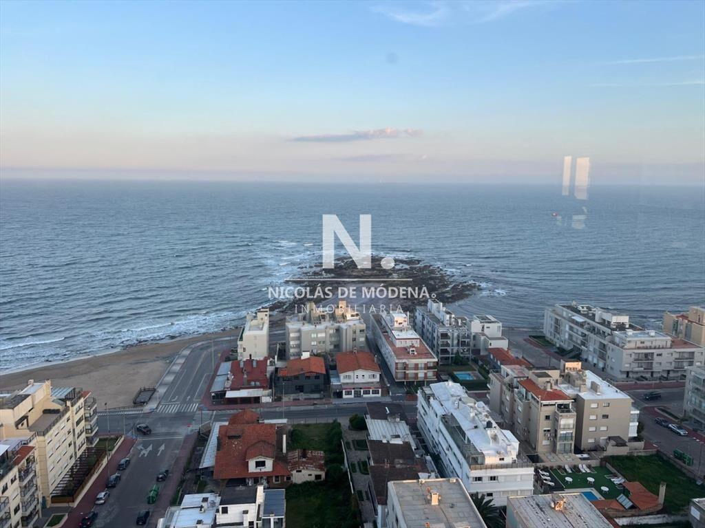 Vende apartamento con vista al mar de 3 en Punta