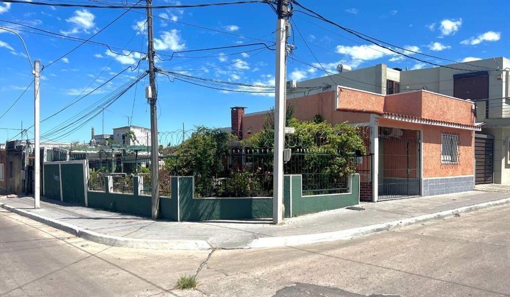 Venta casa Pando 2 o 3 dormitorios jardin y garaje