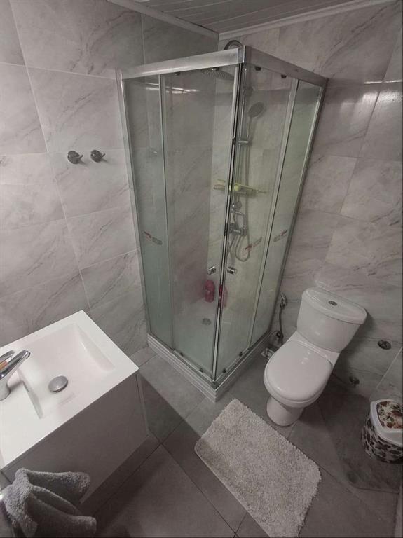 Venta de apartamento tipo casa, 2 dorm, patio, jardín, coch