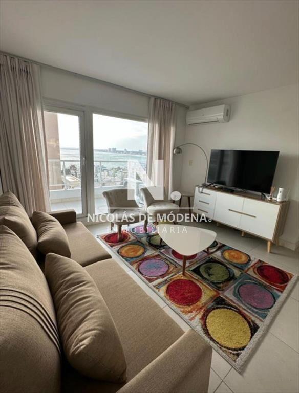 Vende apartamento de 2 dormitorios en Punta del