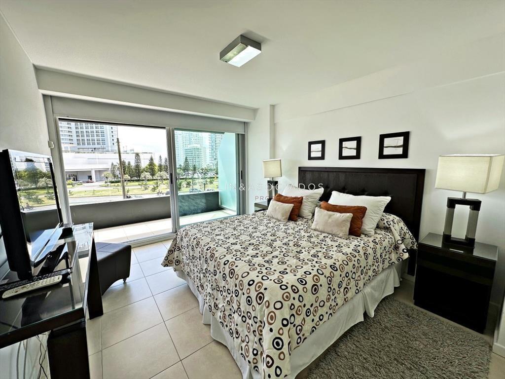 Exclusivo apartamento en edificio con servicios, a pasos de