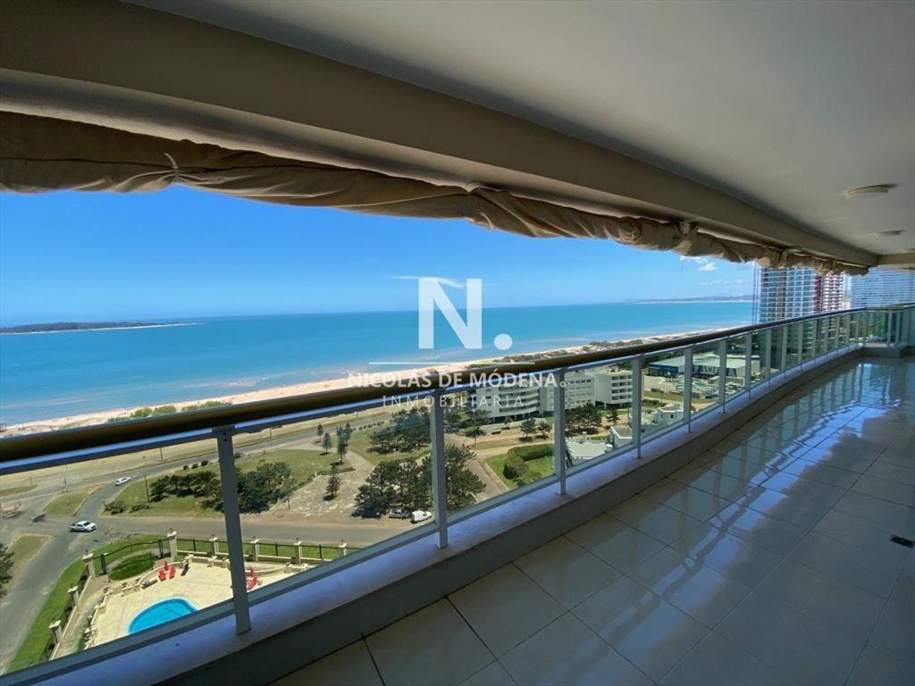 Departamento con vista a playa Masa en venta.