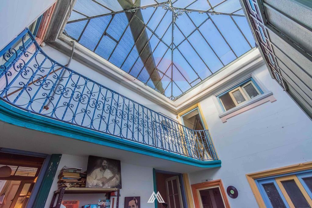 VENTA DE GRAN VIVIENDA + 3 LOCALES EN CENTRO