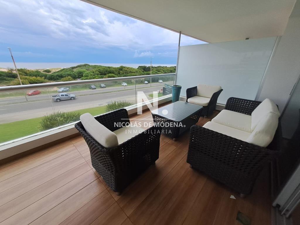 Apartamento en venta de 3 dormitorios y servcio