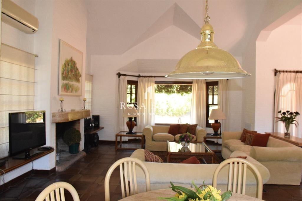 Hermosa propiedad con gran jardin en zona