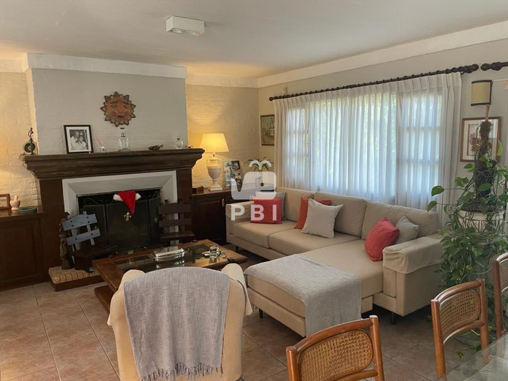Venta de  casa 4 dormitorios+ servicio  - Ref :