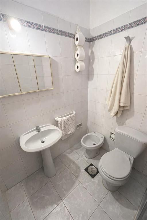 Venta apartamento 3 dormitorios con balcón. Tres Cruces (Al