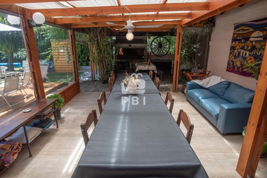 Muy amplia casa con piscina, parrillero y anexo.