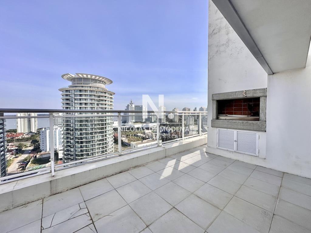 Vende apartamento de 3 dormitorios en Brava- del