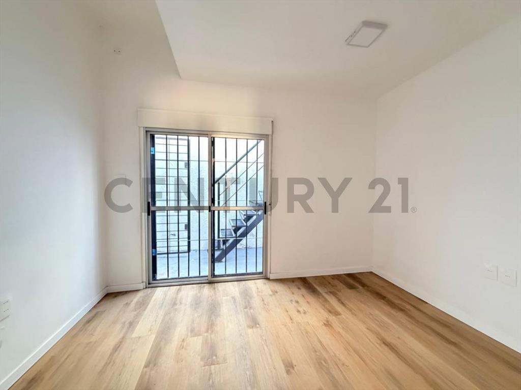 Casa a ESTRENAR/Reciclada/mt Bulevar Artigas/Cochera 2 au...