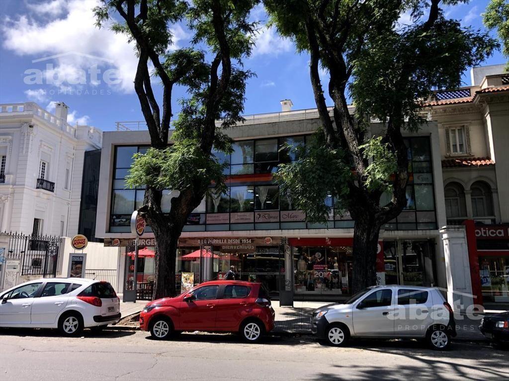 Edificio de Oficinas. Excelente ubicación comercial. Al fre