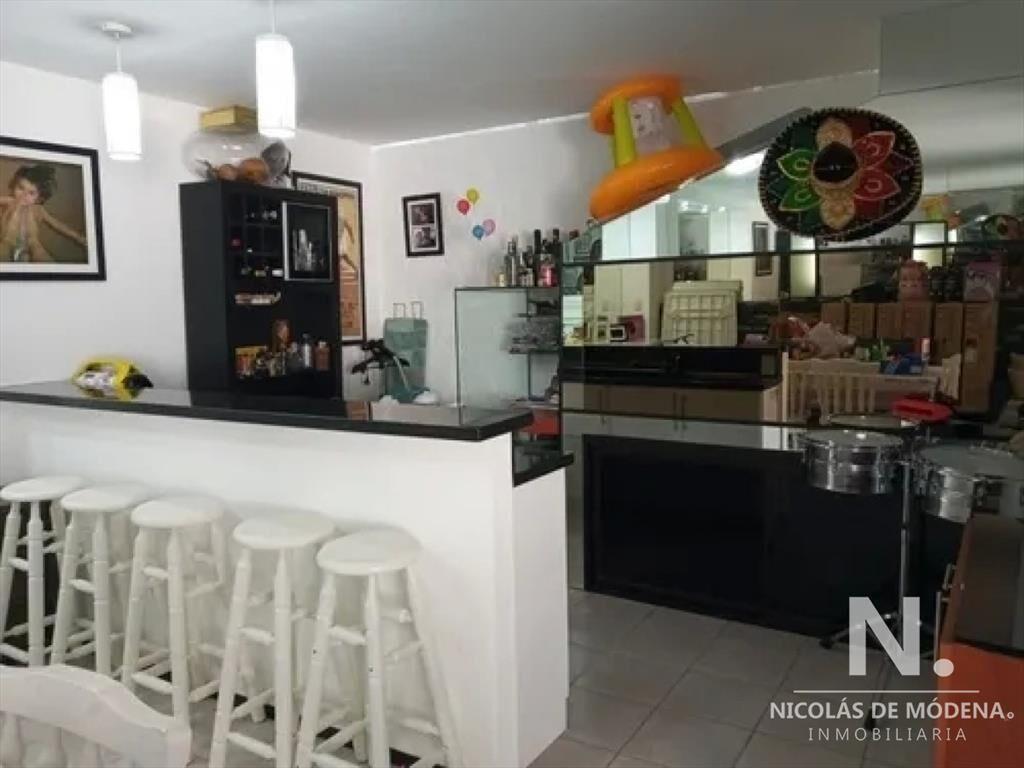 Vendo casa de 4 dormitorios,3 baños y piscina climatizada.