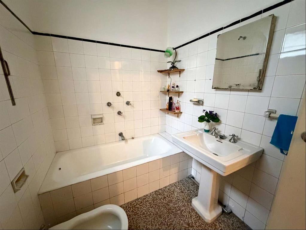 Venta casa 2 dormitorios más servicio, escritorio, garaje p