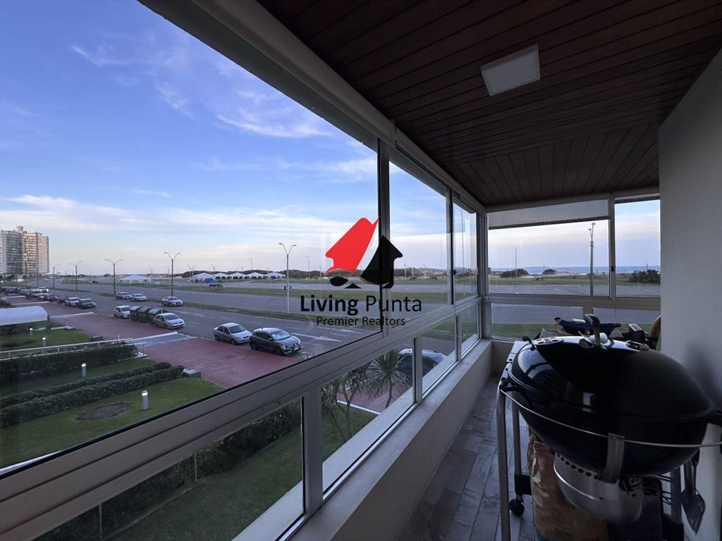 Vende apartamento de 3 dormitorios en Playa Punta