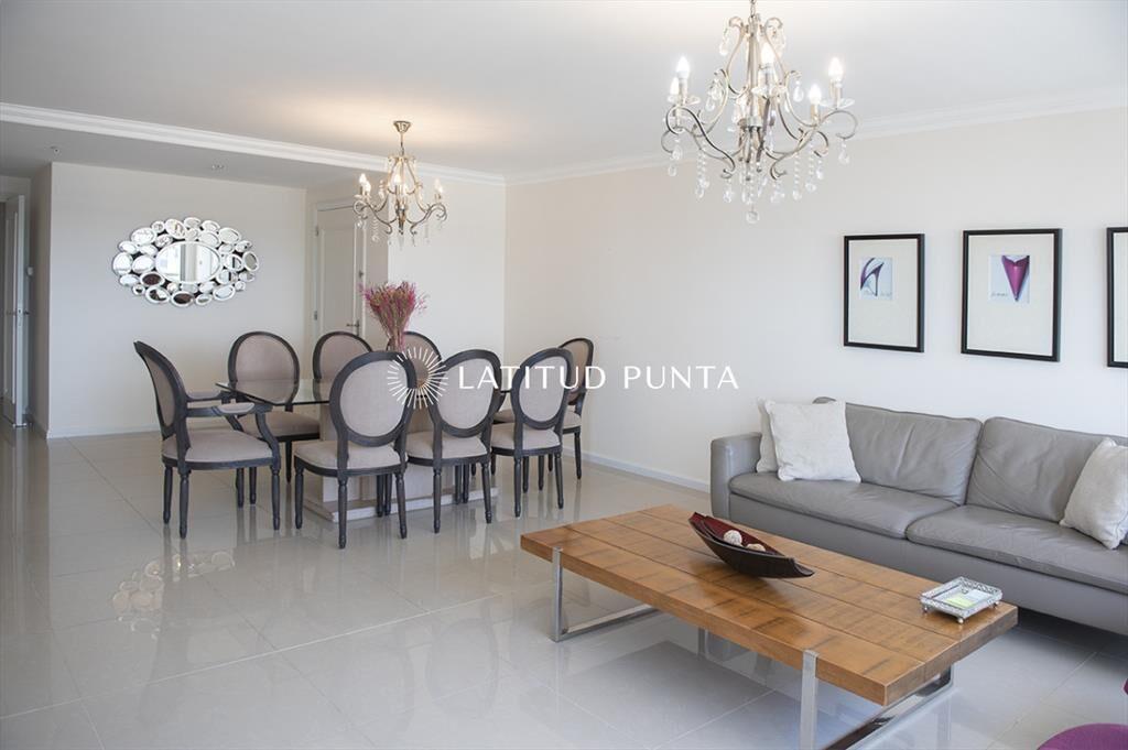 Apartamento en Imperiale, 3 dormitorios en suite.