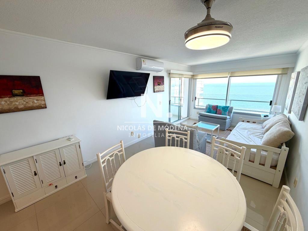 Apartamento en venta frente al mar, parada 19