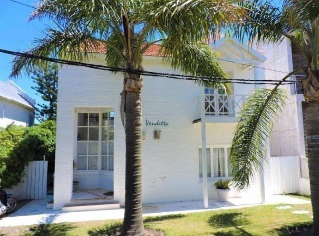 CASA EN VENTA DE 4 DORMITORIOS EN LA BARRA