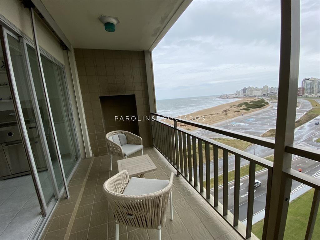 Cómoda planta en primera línea playa brava, del