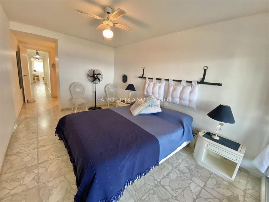 VENTA DE APARTAMENTO DE 2 DORMITORIOS Y SERVICIO FRENTE AL