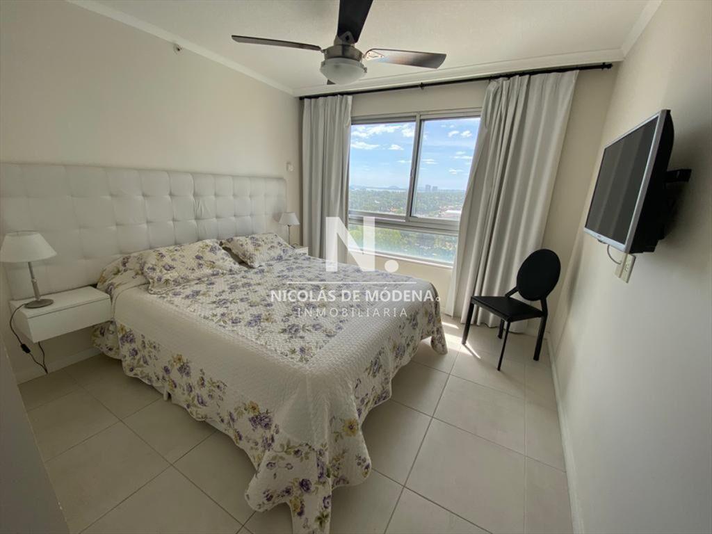 Vende apartamento de 2 dormitorios en Roosevelt