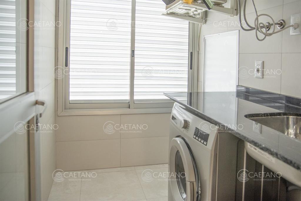 Vende apartamento de 2 dormitorios y medio playa