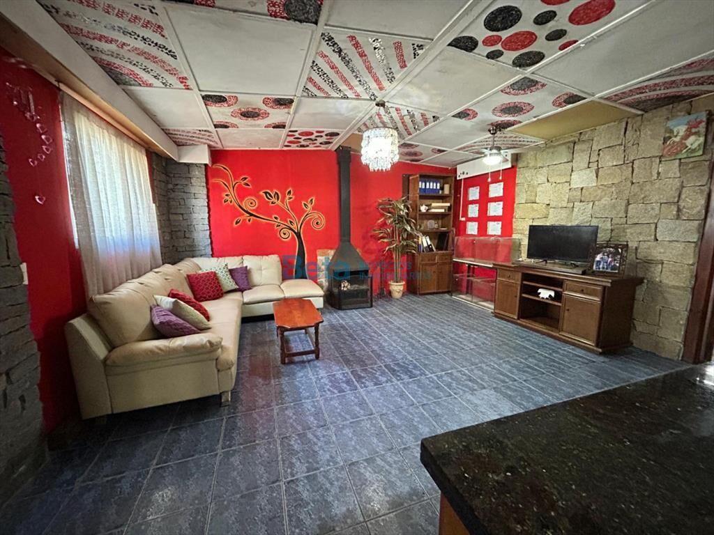 VENTA DE CASA 3 DORM, GARAJE, Y MONOAMBIENTE AL