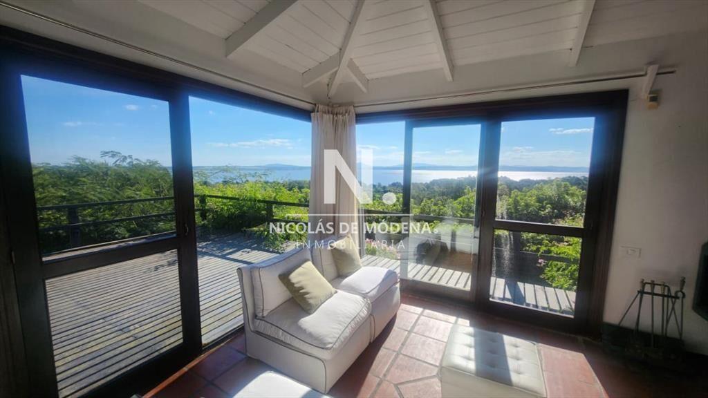 Vende casa de 4 dormitorios con vista a la laguna
