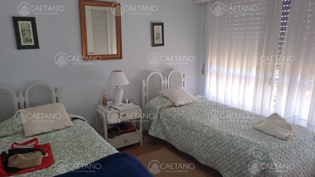 Vende apartamento de 2 dormitorios más servicio