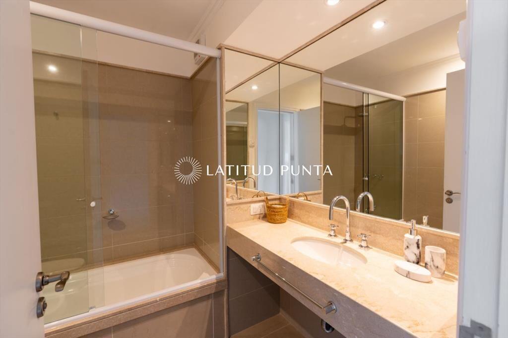Apartamento en venta Playa Mansa 3 dormitorios