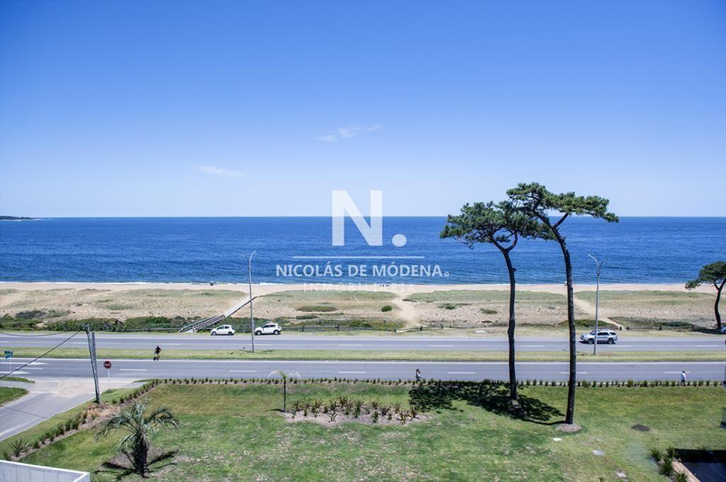Primera Línea en Pinares: Exclusivo Apartamento de 2 Dormi