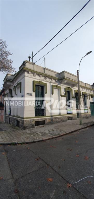 Casa de 4 dormitorios con local independiente y