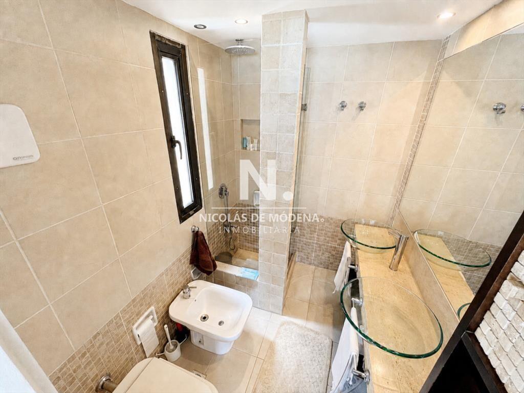 Apartamento en Venta, 3 dormitorios y servicio, en Playa Br