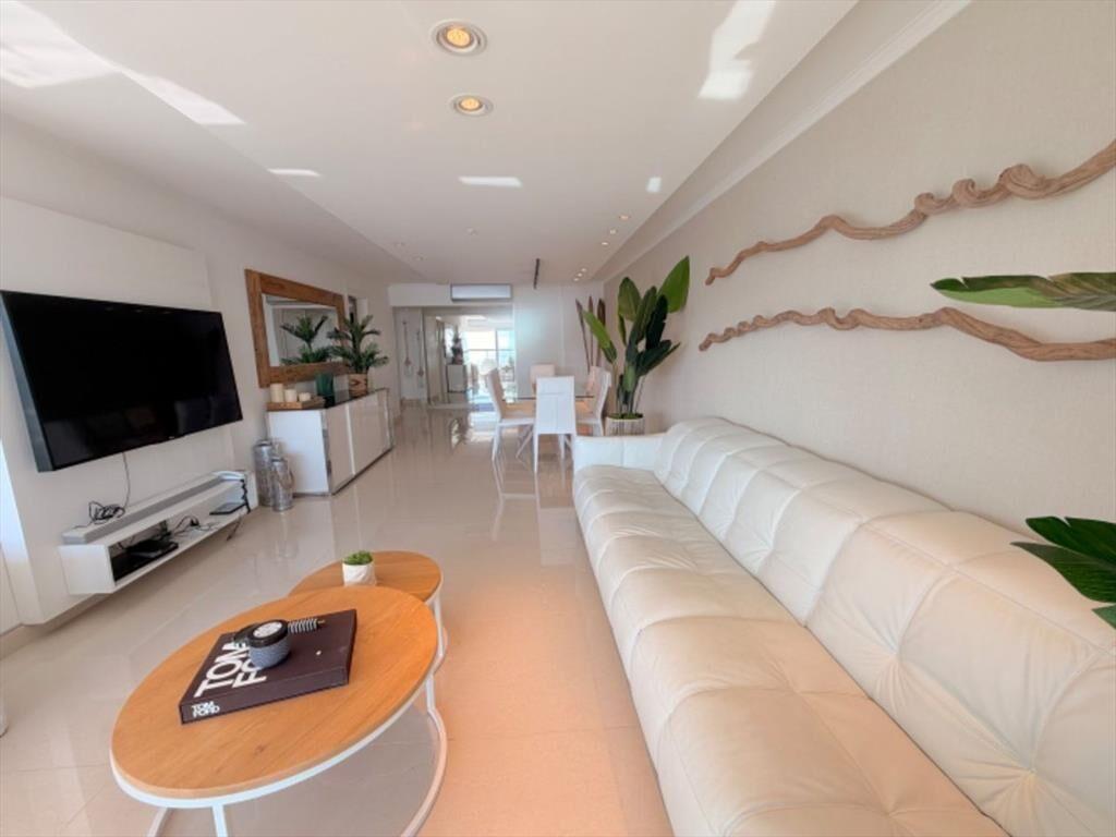 Apartamento en venta, 3 dormitorios y dependencia