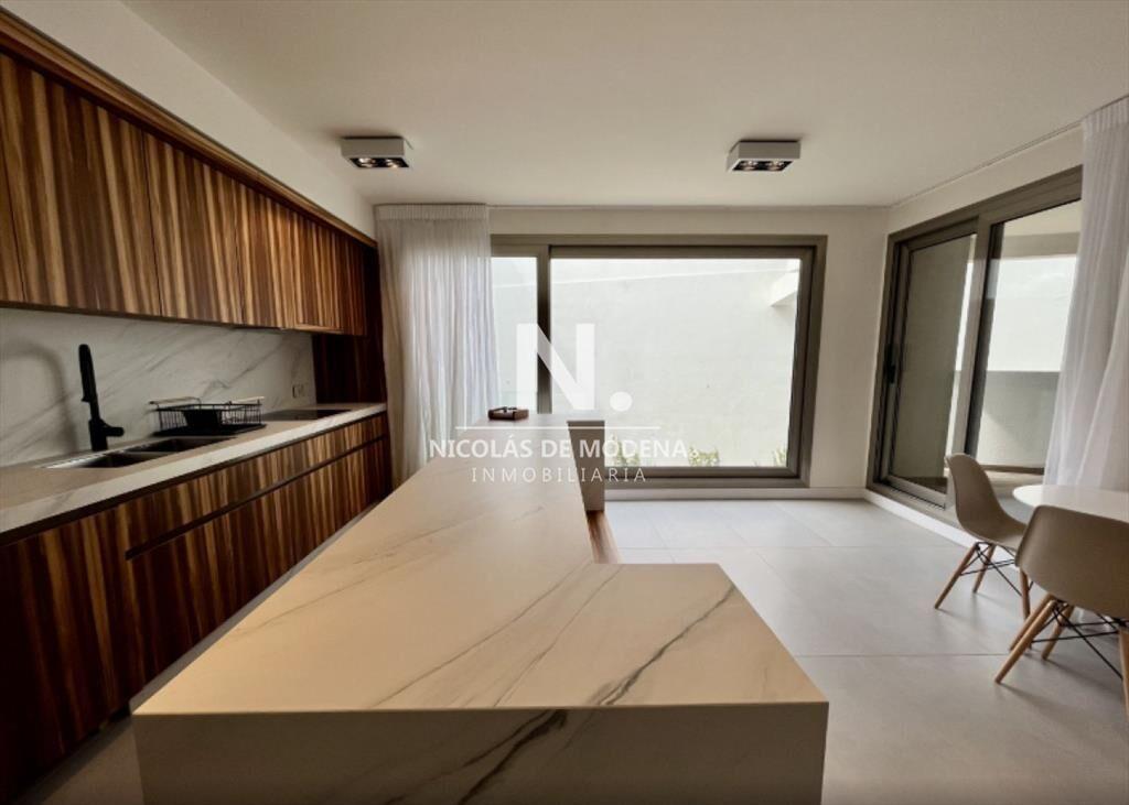 Vende apartamento de 4 dormitorios en Manantiales frente al
