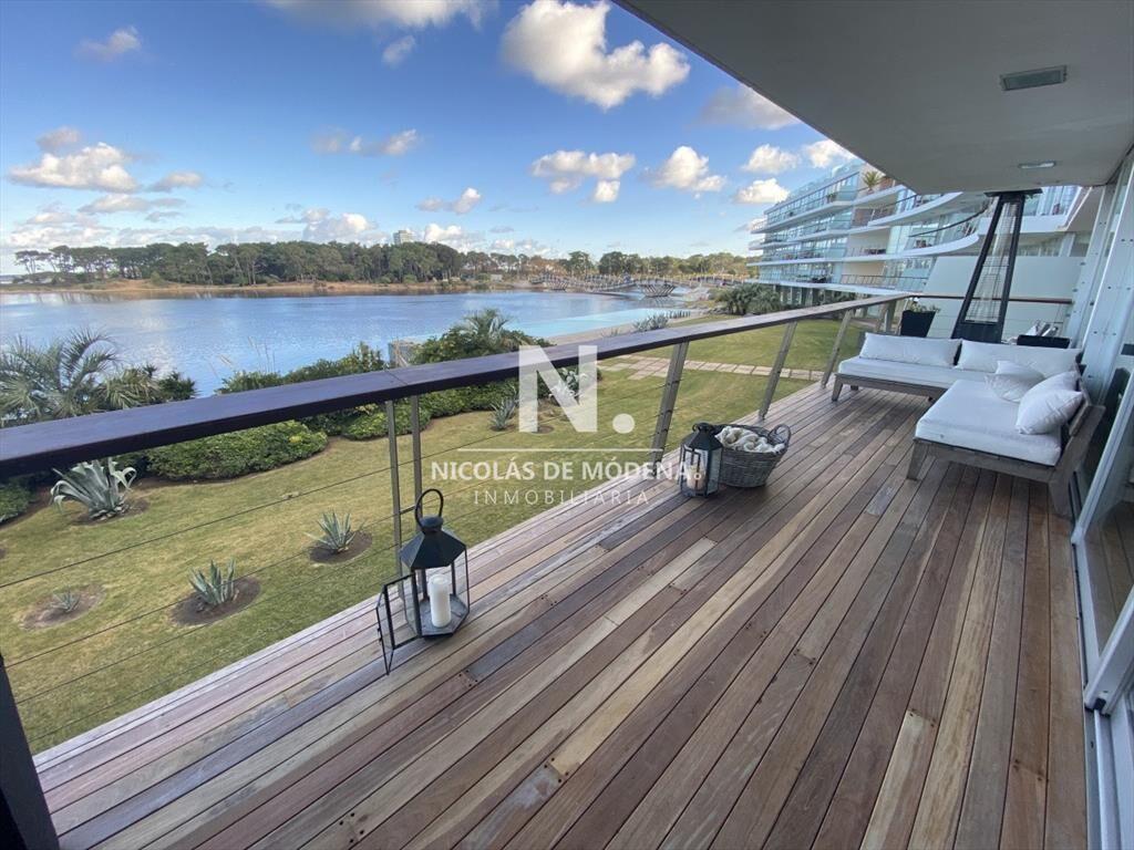 Hermoso apartamento de 4 dormitorios!