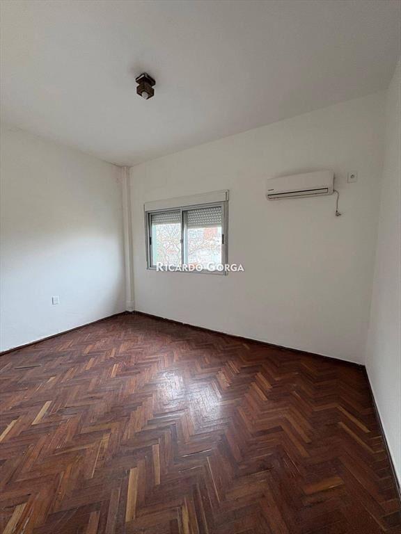 Casa de 4 dormitorios + Local en Venta a metros de Av. M...